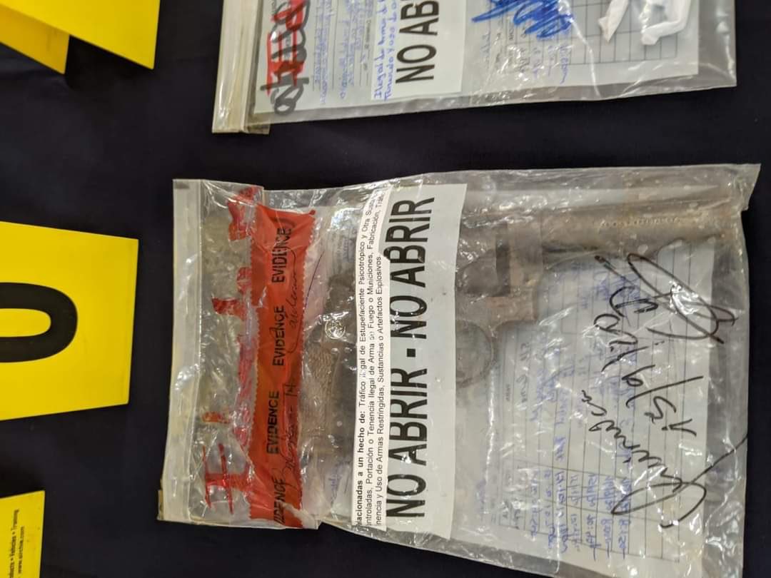 #LoÚltimo 🚨🚨🚨
Delincuentes capturados por la Policía Nacional en Masaya, con explosivos que serían utilizados para el terrorismo según confesión de estos, causarían atentados en Alcaldías y otras instituciones.
Danny García ya había sido beneficiado con la ley de amnistía.