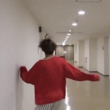 Ariana and taehyung being tiny a thread: