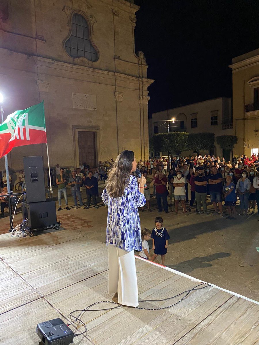 LiciaRonzulli's tweet photo. Questa lunga ed entusiasmante giornata si conclude ad #Erchie. 
Una cittadina che questa sera ha voluto accogliermi con una piazza meravigliosa, gremita di gente! L’euforia dei #pugliesi è contagiosa!! 
È davvero l’inizio di una nuova era. 
ANDIAMO A VINCERE. #puglia2020 https://t.co/k4AU4KIBVT