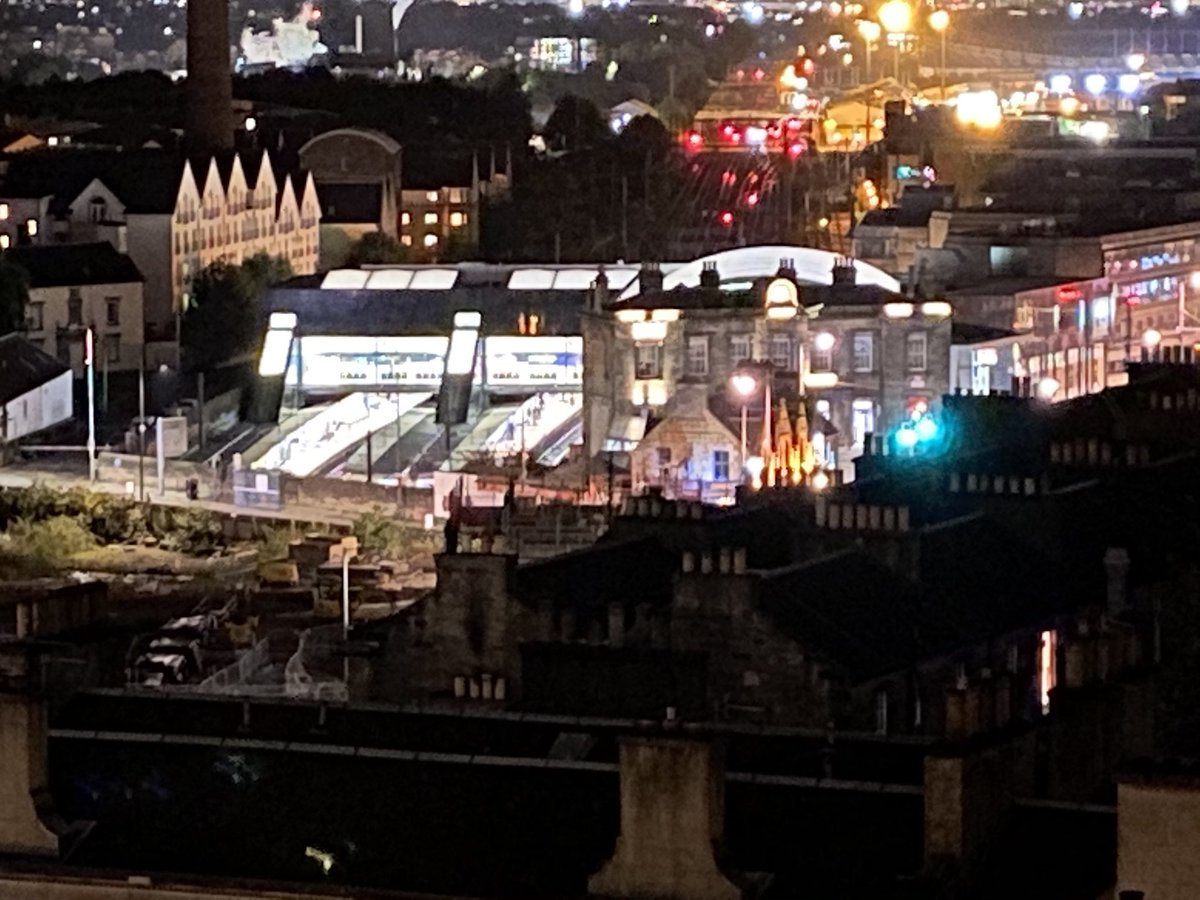 Sleepy nights in Edinburgh old town, if it wasn’t for the ghosts I don’t know who I’d talk to
