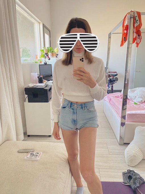 Ready for our coffee date? I like mine with extra cream 💦💦💦 https://t.co/dnLwRZgIYg