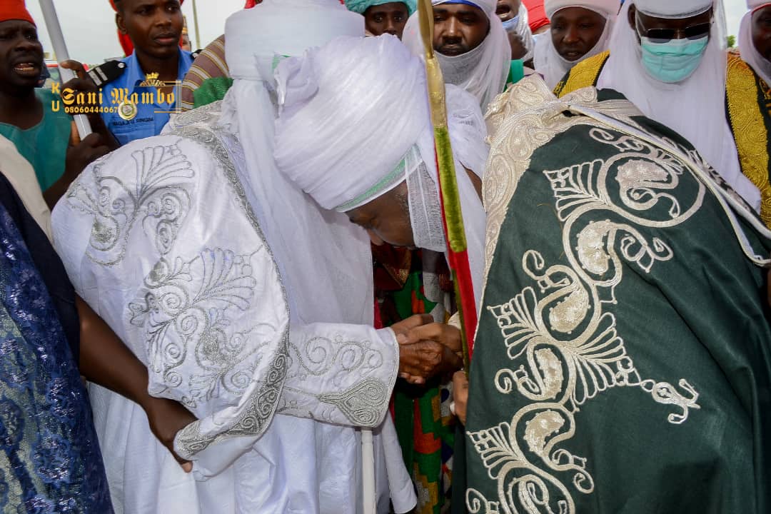 BalaAbdullahiGa's tweet photo. Epitome of humility &amp; respect for elders: #HRH Emir of #Kano,@aminu_bayero at his humble best,according unprecedented resfect to d elderly Emir of #Ringim,HRH #SayyadiMahmud during his familiarity tour of @JigawaState.One who pays resfect to d great,paves way for own greatness. https://t.co/4HOyoJDTUs