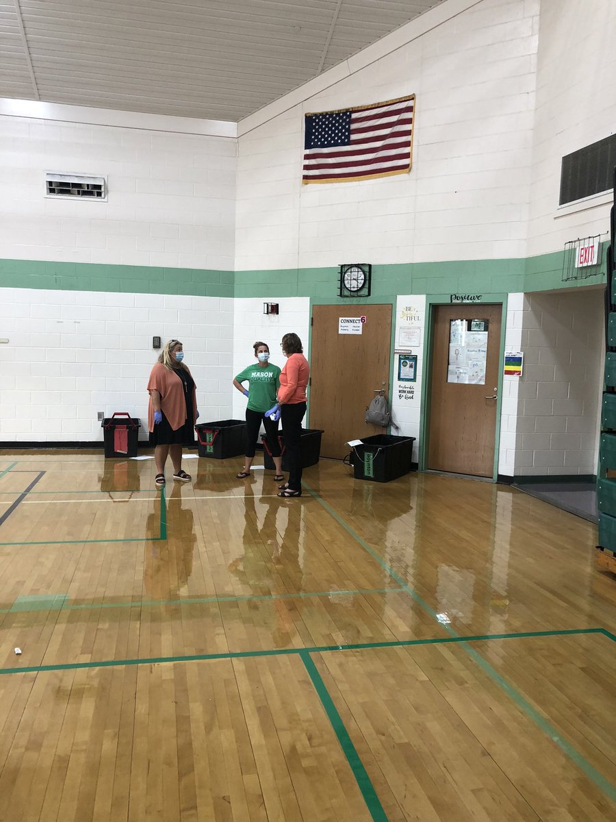 School is different this year🤔but MI online teachers are still trying to help online families and students have what they need to learn. #Thankyou #materialpickup💚<a href="/MasonSchools/">Mason City Schools</a> <a href="/principalmesser/">Eric Messer</a> @deauna15 <a href="/NancyKellyMI/">Nancy Kelly</a> #M