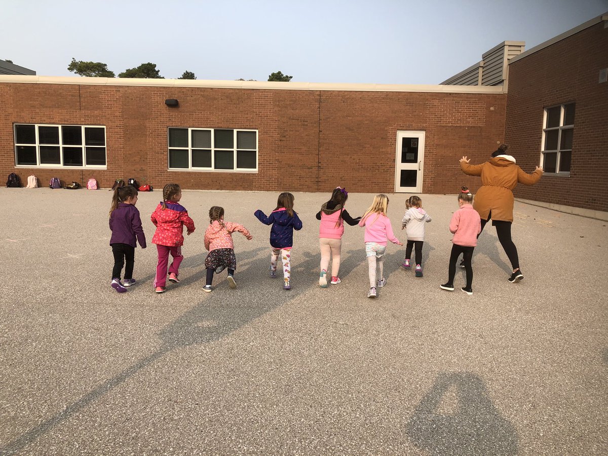 MsClarkSRPS's tweet photo. On your mark. Get set. Race like a bear into kindergarten! 🐻 #lockes pride https://t.co/21cepO9rvz