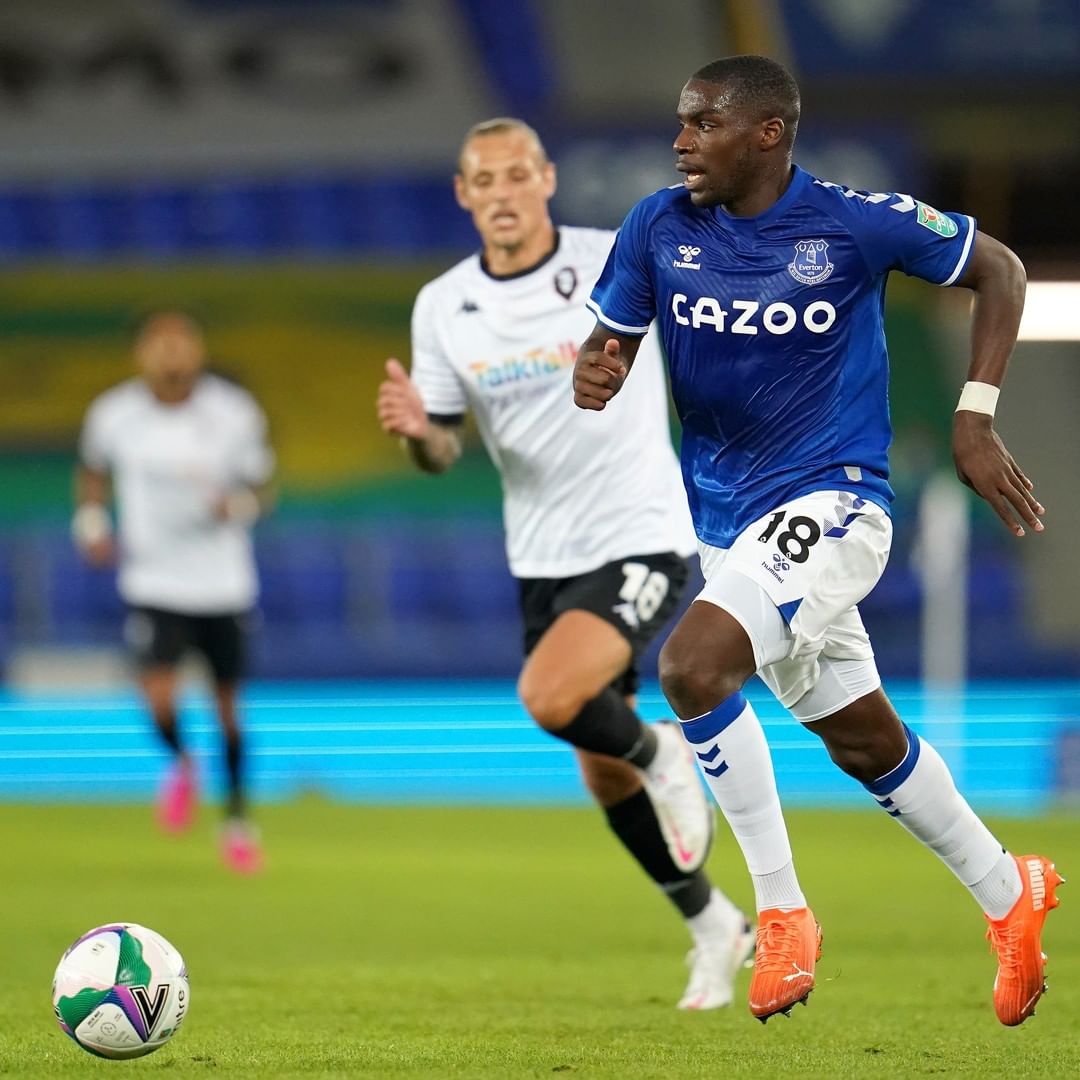 Niels Nkounkou, qui a choisi de ne pas signer pro à l'OM et de rejoindre Everton, a été élu "homme du match" en Coupe de la Ligue anglaise face à Salford. 🇫🇷

Son premier match avec les Toffees 👏