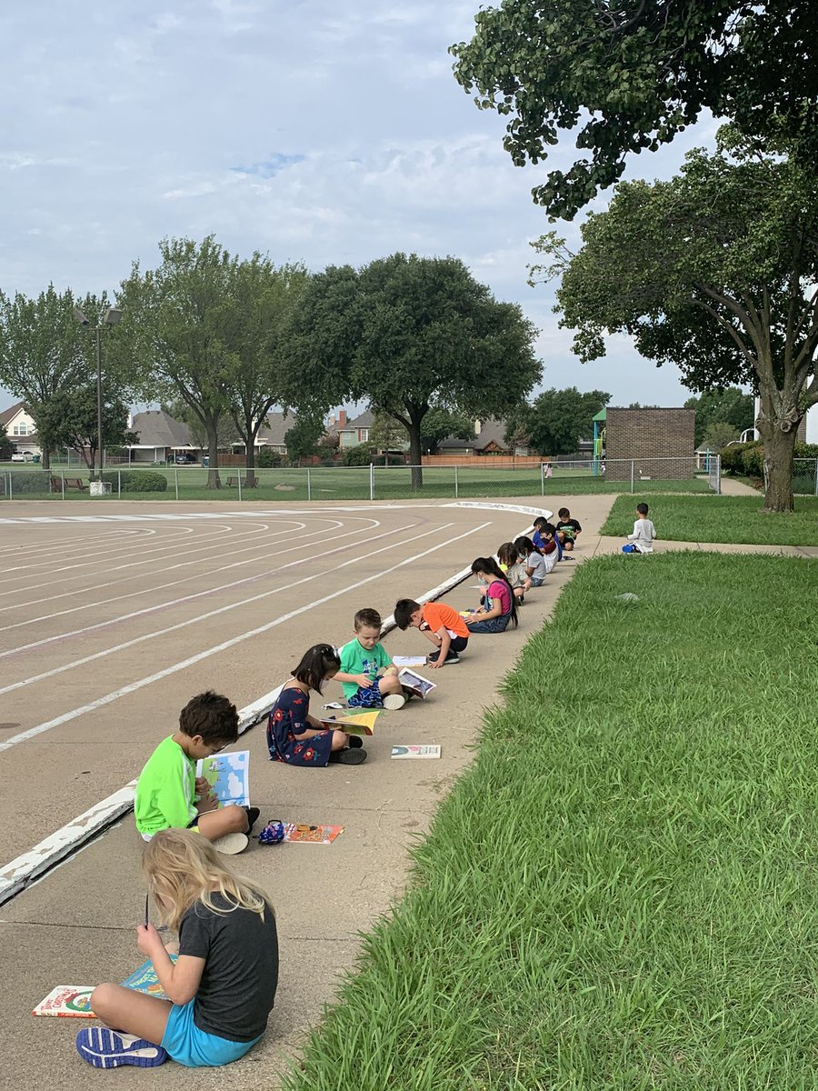 KinderEik's tweet photo. Read to Self outside today! @KentCardinals #kentrocks #maskbreak #FreshAir https://t.co/bw3E1RxPLb
