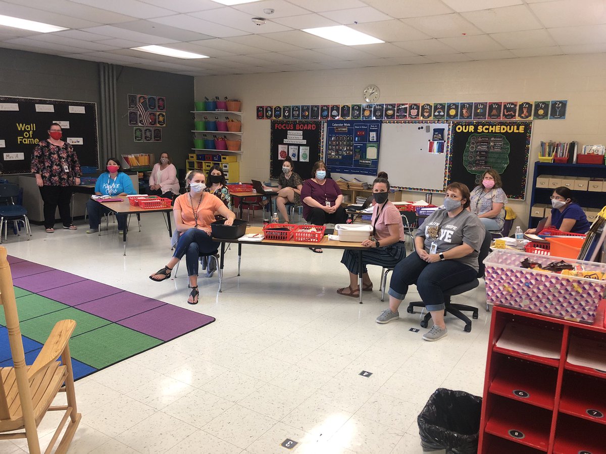 ms_lps's tweet photo. Love this team and planning with them! #awesomekinderteachers #awesomeprincipal https://t.co/vJtnsn8Uz4