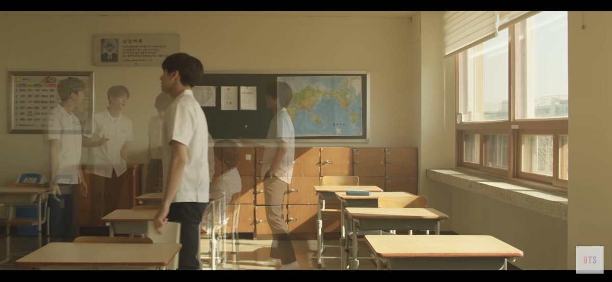 sleepybunny2198's tweet photo. #BTS  #BTSUniverseStory #universestory
Я только что посмотрела Universe Stary Сижу в слезах, ничего не понимаю Джин не смог их спасти или что?... Почему Чонгук остался один? Они в разных вселенных находятся? Объясниие что там происходит У меня истерика https://t.co/mf3zt9BPyU