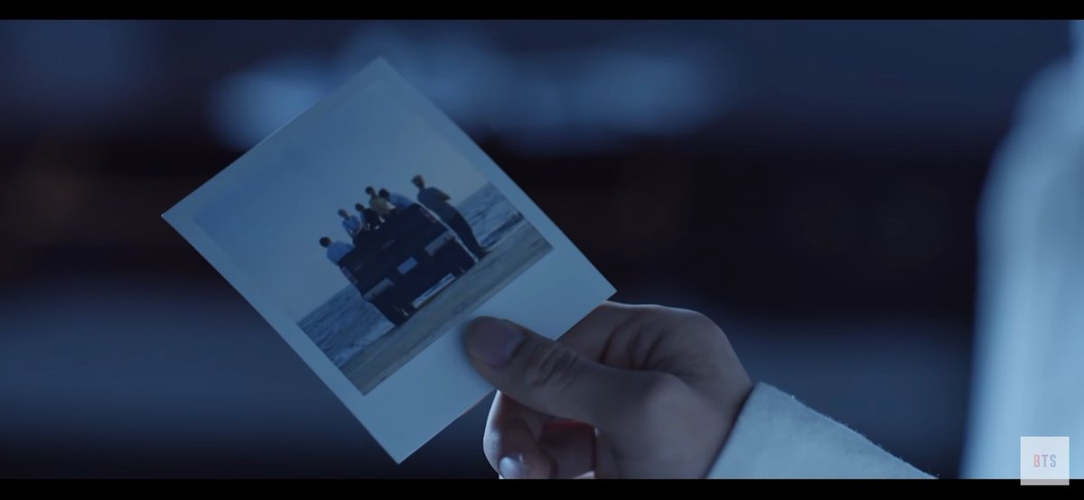 sleepybunny2198's tweet photo. #BTS  #BTSUniverseStory #universestory
Я только что посмотрела Universe Stary Сижу в слезах, ничего не понимаю Джин не смог их спасти или что?... Почему Чонгук остался один? Они в разных вселенных находятся? Объясниие что там происходит У меня истерика https://t.co/mf3zt9BPyU