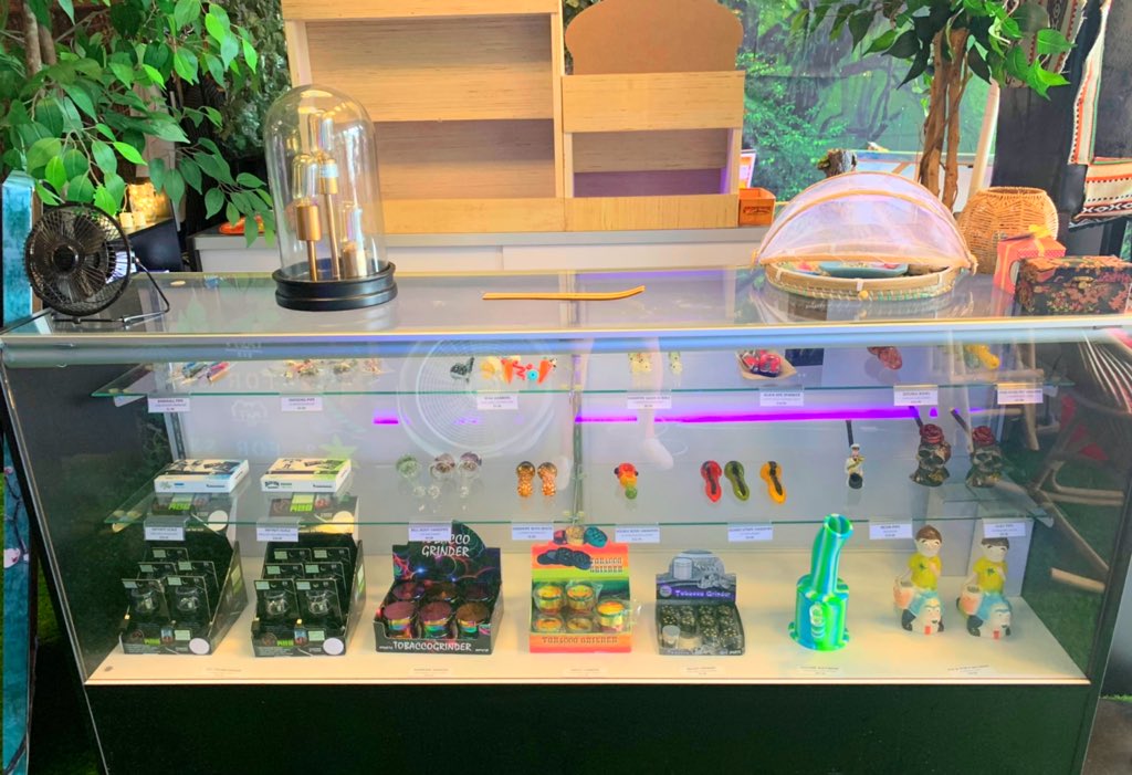 ovaleworld's tweet image. Gifts and Gizmos