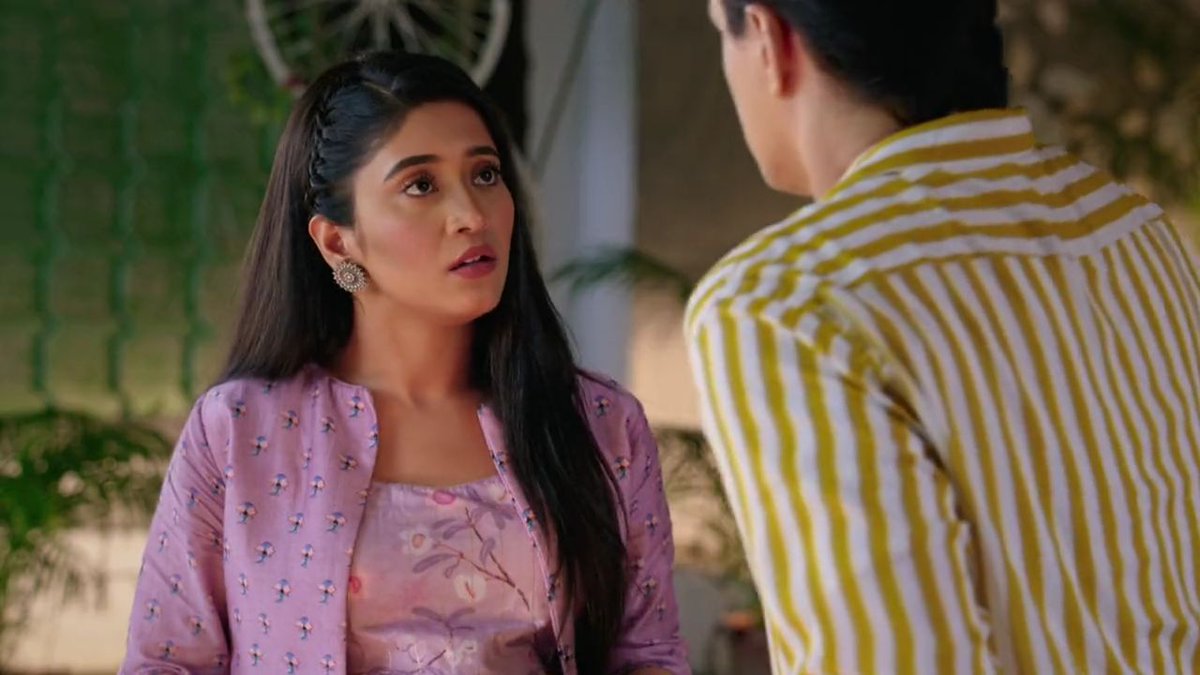 "Baapre baap ek hi saas mein itna kuch keh gayi.. Naira saans phul jaayegi yeh lo pani peeyo" "Nahi peena!" Yeh do nautanki @momo_mohsin  @shivangijoshi10  #Kaira  #KairaArePregnant  #yrkkh