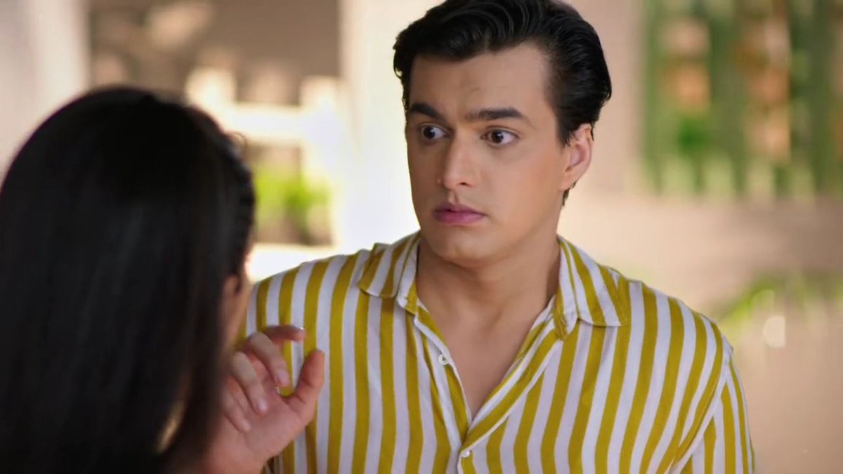 "Baapre baap ek hi saas mein itna kuch keh gayi.. Naira saans phul jaayegi yeh lo pani peeyo" "Nahi peena!" Yeh do nautanki @momo_mohsin  @shivangijoshi10  #Kaira  #KairaArePregnant  #yrkkh