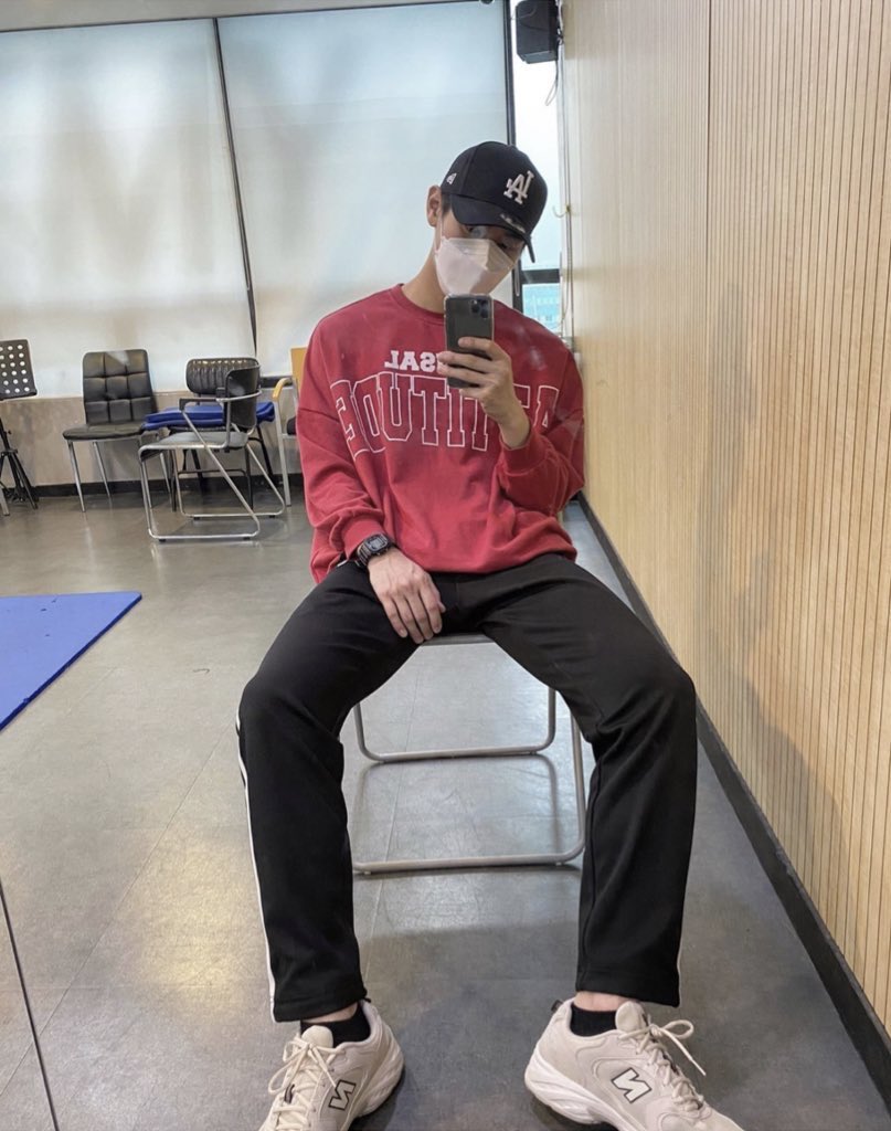 IMFACT_arg's tweet photo. [Sang Instagram | 200914]

Es verdad, de hecho mis piernas miden 2 metros.
#Altura3metros

Traduccion Español. IMFACT Argentina https://t.co/OQpnRduX4h