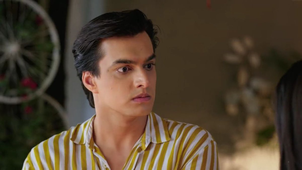 When family was making him understand and everytime she was like "Hnmm!!" and his reaction  @momo_mohsin  @shivangijoshi10  #Kaira  #KairaArePregnant  #yrkkh