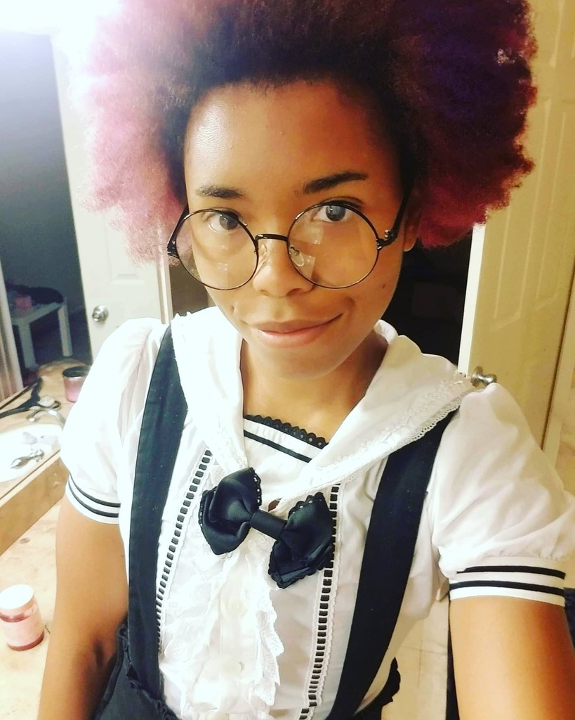 toastchaaan's tweet photo. Secret unreleased derp.
#sailorlolita
#ouji #roundglasses #thotthursday
#hekk #andro #cuteafro #lofi #derp #dyedhair #dyednaturalhair #styleinspo #altstyle #nomakeup https://t.co/qWZNc0VidM