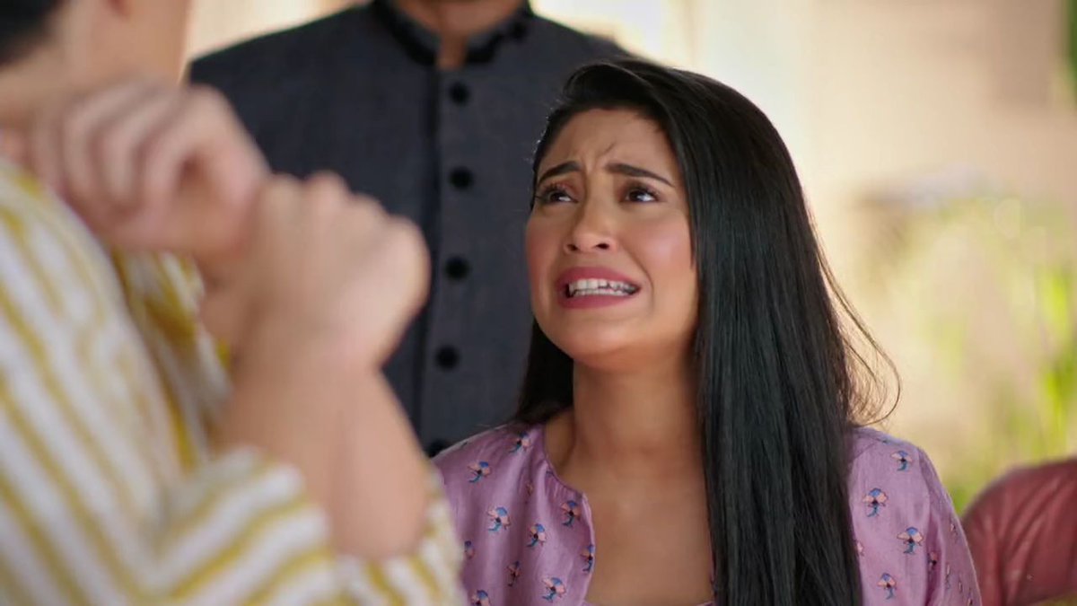 "Nashta bhi nahi kiya, vitamins nahi liye! Dekho 11 minute upar ho chuke hai..""Koi toh bachao mujhe iss hitler se! Please!" @momo_mohsin  @shivangijoshi10  #Kaira  #KairaArePregnant  #yrkkh