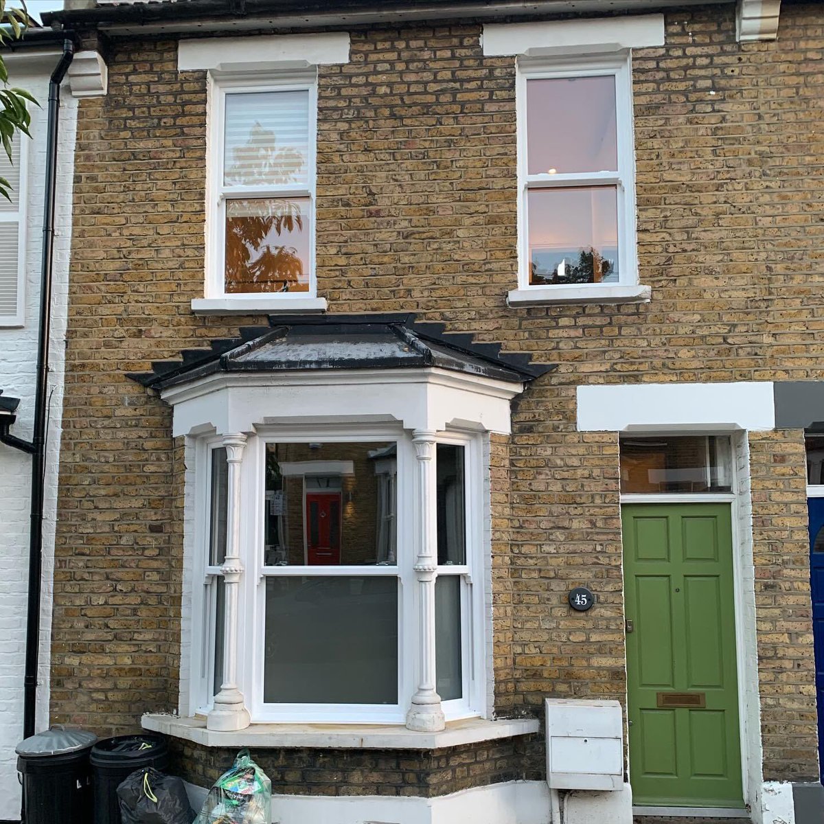 UFitSashWindows's tweet photo. Another beautiful installation by our team of fitters in #Hackney 😍 White woodgrain #uPVCSashWindows fitted to the highest of standards✅ #sashwindows #upvcwindows #windows #doors #upvc #woodgrain #hometransformation #homeimprovements #newwindows #londonwindows #windowfitters https://t.co/6jM12JbwQ0