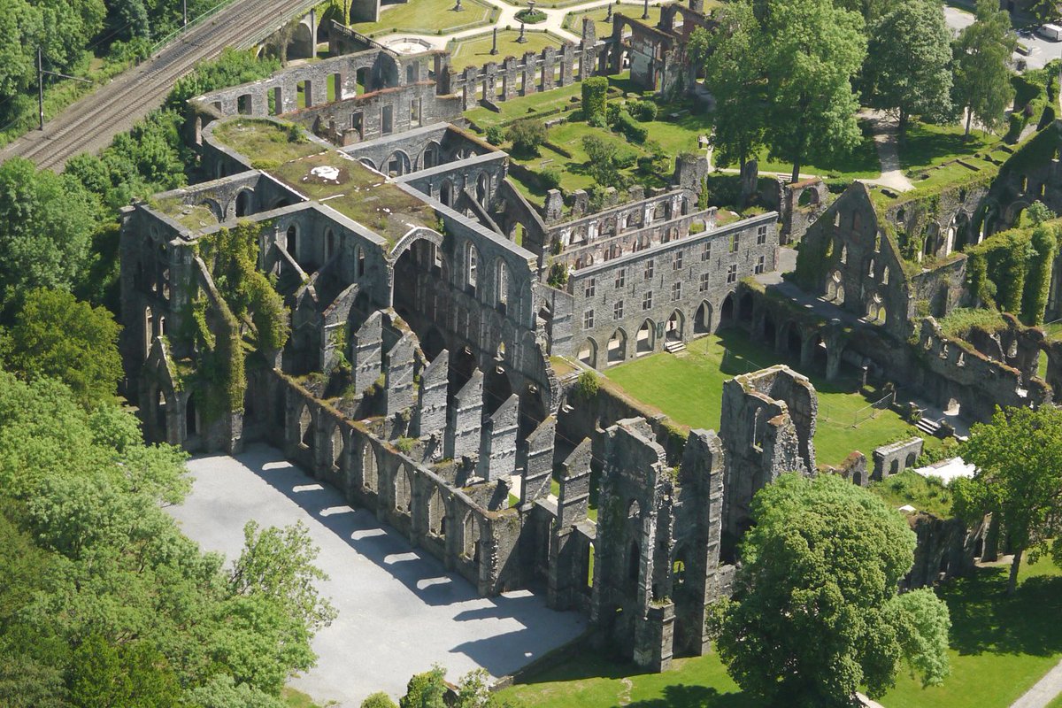 Markfooz's tweet image. #architecture #belgium #architect #european #europe #art Abbey de Villers in Wallonia, Belgium built by Cistercian monks in the 1200's AD seeing this in ruins is more beautiful than any building I've seen in the US for years sadly