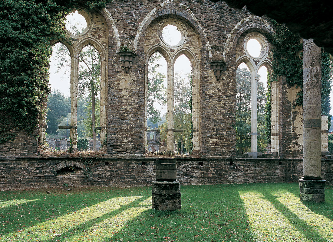 Markfooz's tweet image. #architecture #belgium #architect #european #europe #art Abbey de Villers in Wallonia, Belgium built by Cistercian monks in the 1200's AD seeing this in ruins is more beautiful than any building I've seen in the US for years sadly