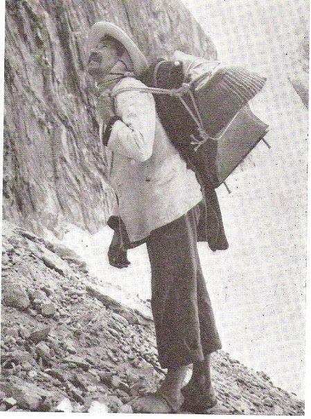 Foto: Domingo Peña sube al pico el busto del Libertador Simón Bolívar. Mérida, 19 de abril de 1951. Domingo Peña, llamado el baquiano de la Sierra Nevada, nació el 4 de agosto de 1890 en Los Nevados, Mérida, Venezuela. Vivió en La Aguada, a 3.350 msnm.