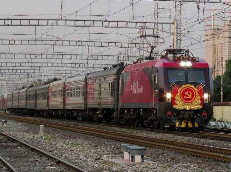 Dinastiachip's tweet photo. El tren #Z264 es el que tiene el trayecto más largo en China. Cubre la distancia entre Guangzhou y Lhasa, 4.980 kilómetros. Pese a su longitud, sólo tiene 11 paradas a lo largo de su recorrido.

En total, son 53 horas de trayecto. https://t.co/a5Nq12BtAA
