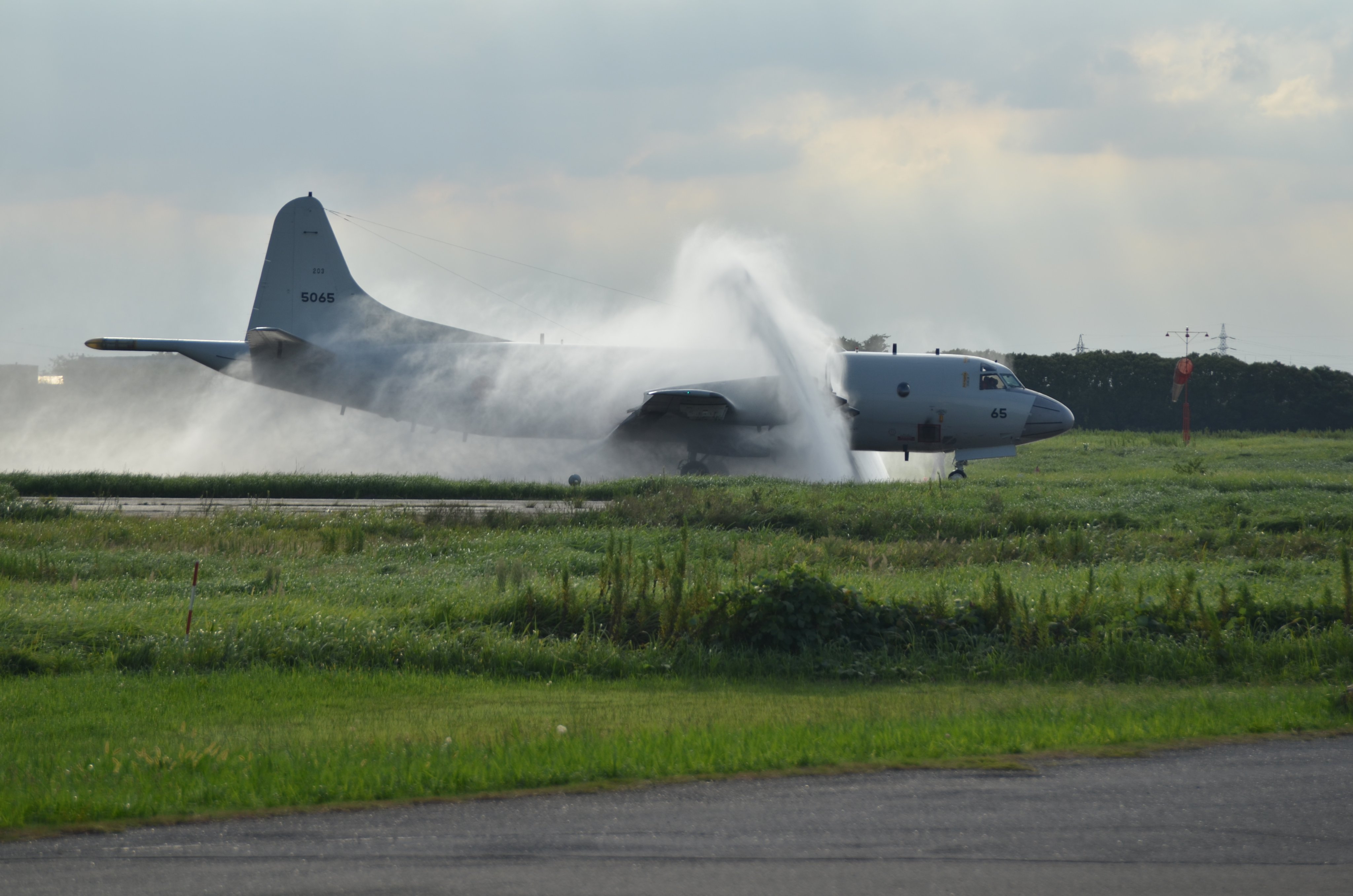 ウォッシュラックで洗浄するP-3C。