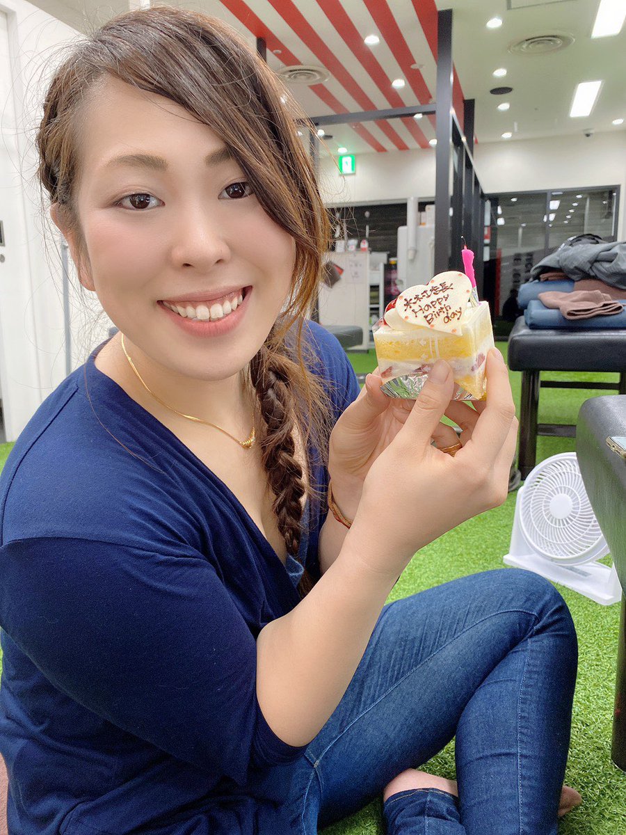 hitomimomokuri's tweet photo. 誕生日🌟毎年何かしらイベントある😳
付近にある笑笑
だから、仕事だ🥰休みじゃない笑笑
歳を重ねるたびに
幸せが増える❤️

内定式みんなの心に
ちょっと残るといいな

#フュービック
#内定式
#コロナリモート
#その裏には
#リクルーター必死笑
#くずはスタッフさんフォロー
#ありがと
#感想聞きたい https://t.co/s8EydwhVTK