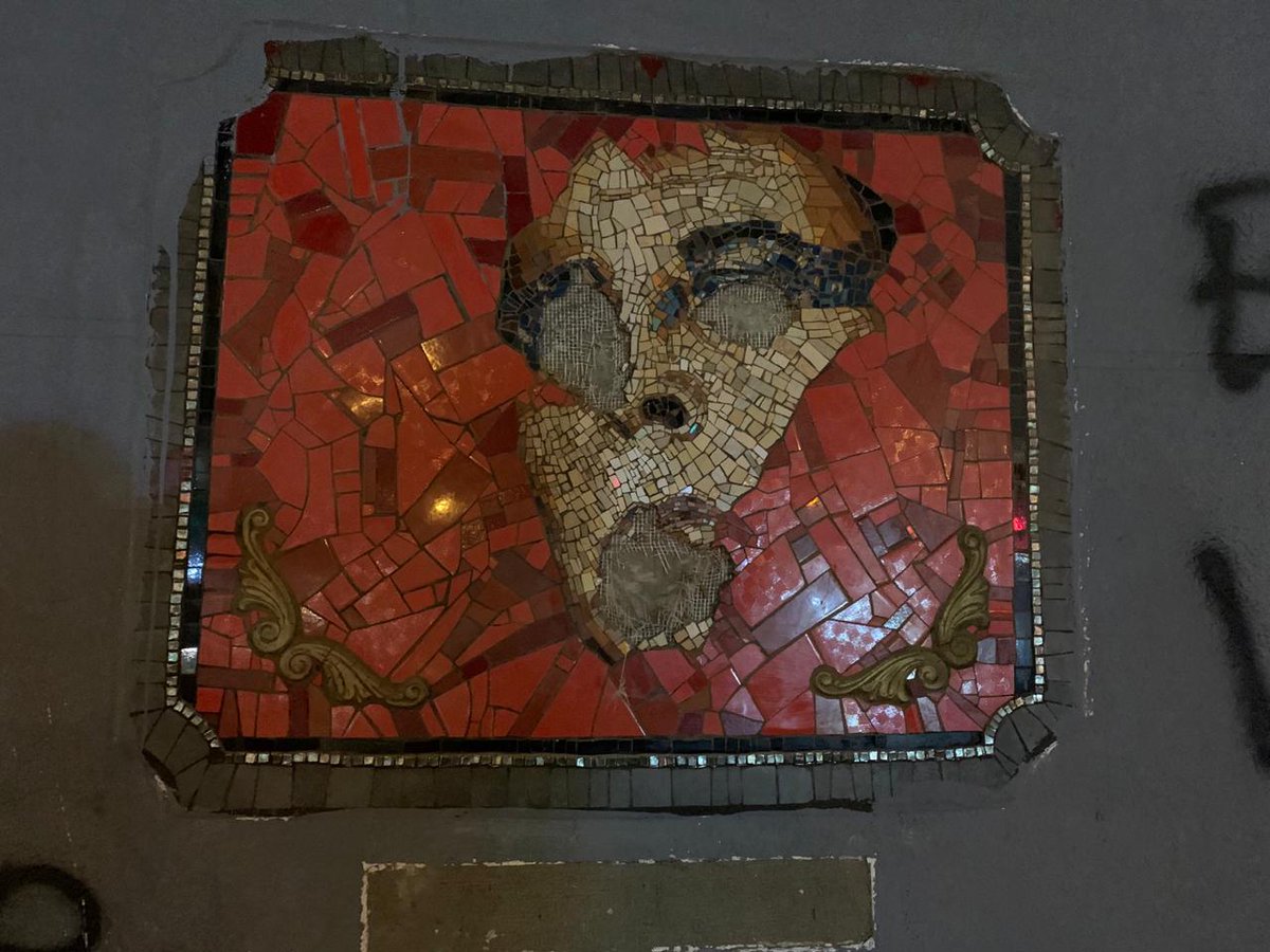 matiaseme's tweet photo. El arte callejero es la forma en que los pueblos nos hacemos visibles en la ciudad. Por eso la burguesía nos quita los muros y los llena de publicidad. Este ataque a un mosaico de Pedro Lemebel indica el odio hacia nosotres maricas. ¡Ni un paso atrás contra el heterofascismo!✊🔥 https://t.co/AvQED5c9O6