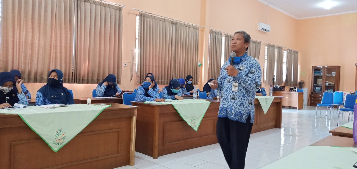SemarangSlb's tweet photo. Pelatihan Penilaian Kinerja Guru 📔
Oleh Bp Drs. Slamet Supriyanto selaku Pengawas PLB Prov. Jawa Tengah

Semangat kamis semuanya 🤗
#eselbenesemar 
#BalaBelaABK https://t.co/gw0mGU5k5J
