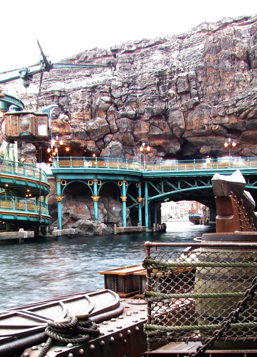 この1999年の写真、おもしろい対比を見せてくれます。工事真っ只中のミステリアスアイランドに設置されている、完全に完成した削岩機。

This 1999 photo presents an interesting contrast of the completed Drilling Machine at DisneySea's very incomplete Mysterious Island.