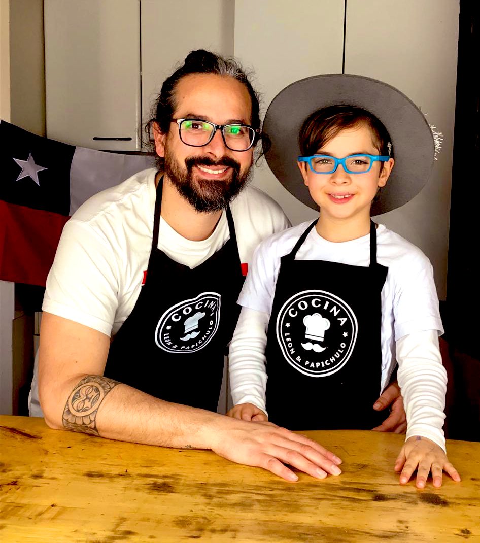sjimenezp's tweet photo. Se viene el #18 y #DonLeon 🧑🏻‍🍳&amp; #Papichulo 👨🏻‍🍳 lo saben!!! 💚💛❤️
➡️ @donleoncocina ⬅️
•••
Aprendamos a cocinar juntos unas ricas #EmpanadasDePino 🤤
•••
https://t.co/5YQidCNwdo https://t.co/tSZUwesva9