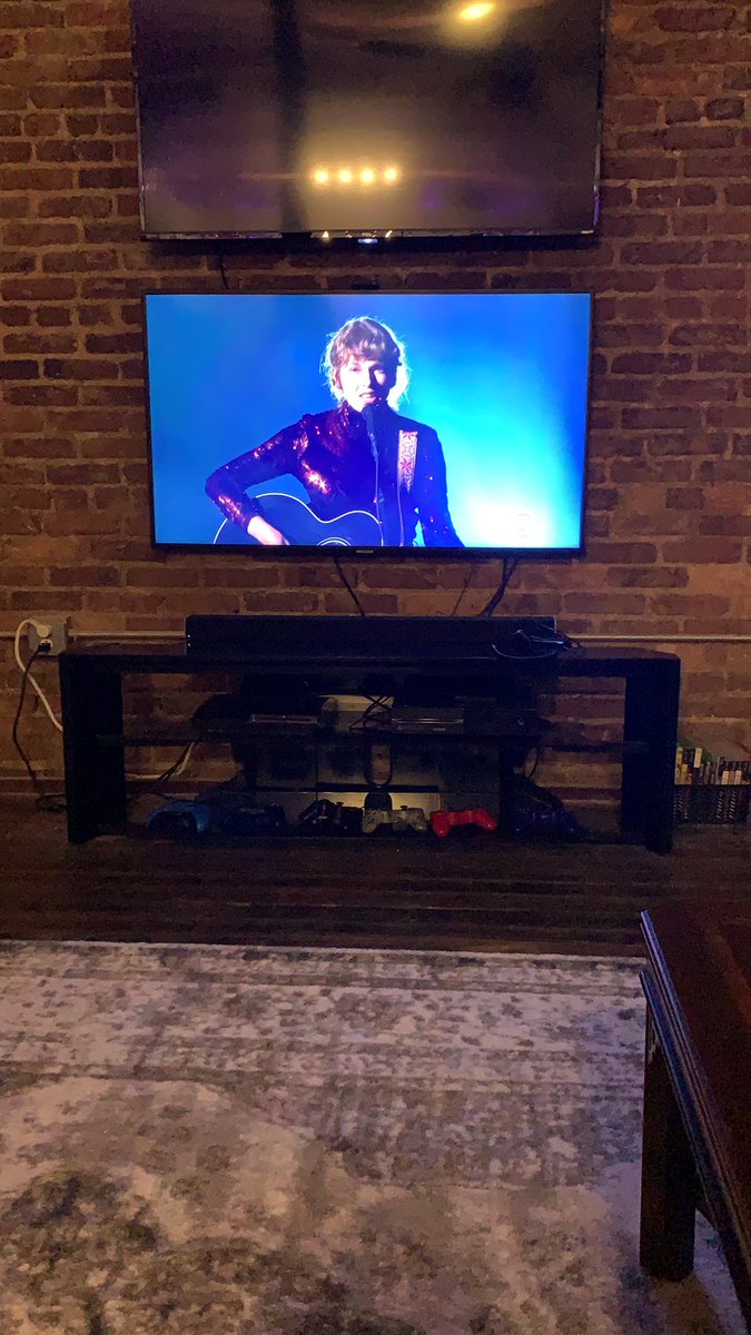 jay_lorswift's tweet image. watch party vibes with my bestest friends! we love supporting you @taylorswift13 !! @taylornation13 😻😻 #ACMawards #Betty #bettyishere