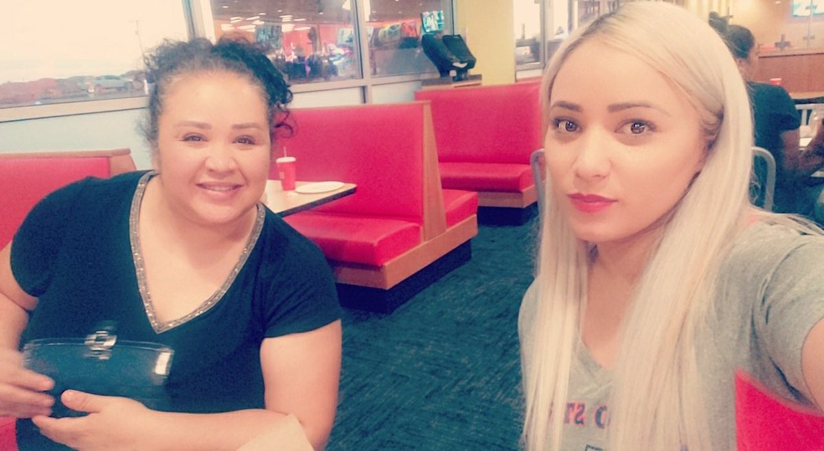 CJurado_MRES's tweet image. Carrasco&apos;s family night. Ms. Aguilar being surprised with flowers from her scholars #peterpiper #teamsisd