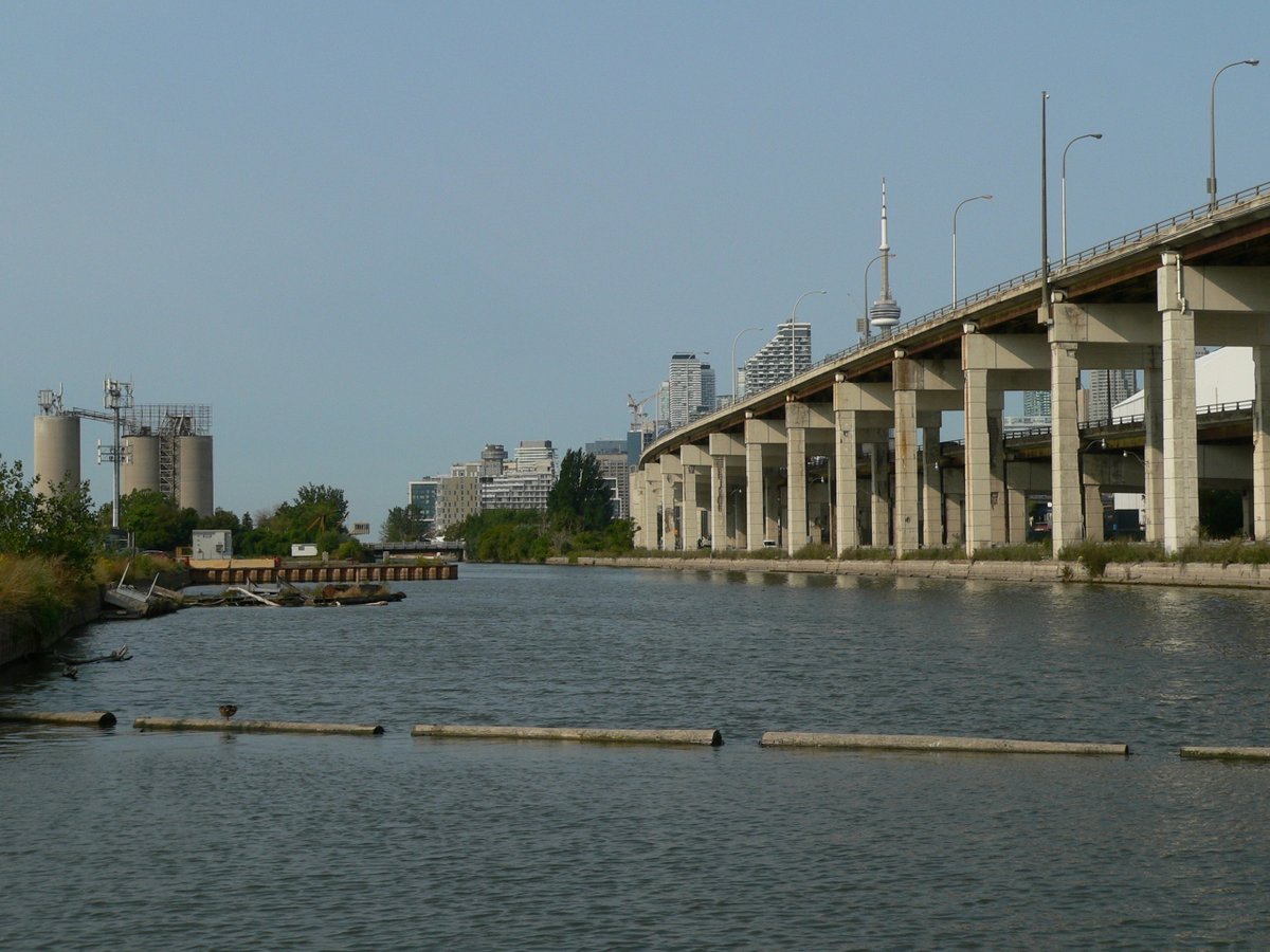 DavidWu_ca's tweet photo. Water flowing westward into Keating Channel may eventually see promenade on the north edge. Renaturalizing the Don River will create Villiers Island with a flood plain on the south side. Construction is underway nearby. (Keating Channel, Toronto Harbour) 20200916 https://t.co/QMrHg23pbZ