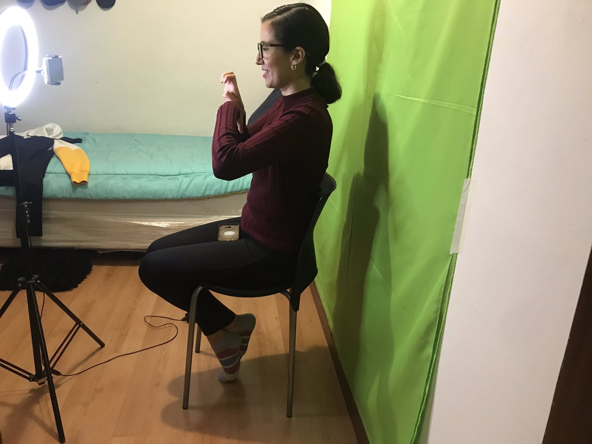 dianatirado5's tweet photo. Lo más satisfactorio es sentir el apoyo de la familia cuando se te mete un proyecto en la cabeza!!
Te acolitan a transformar un dormitorio en un set! Ellos son mis primeros fans!
Gracias por el apoyo en esta gran aventura!
@PeriodismoP_Ec
#SomosPeriodismoPúblico
#ILsec https://t.co/wsFHgllZHB