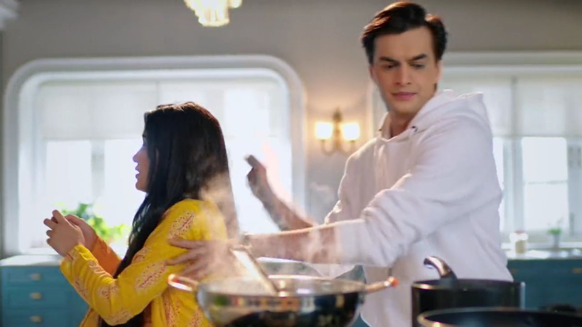 "Yeh kya kar rahi hai aap? Khaana bana rahi hai? Mujhse keh deti main bana deta aapke liye. Aap gas se dur hatiye. Chaliye!" And she came back to beat him  @momo_mohsin  @shivangijoshi10  #Kaira  #KairaArePregnant  #yrkkh