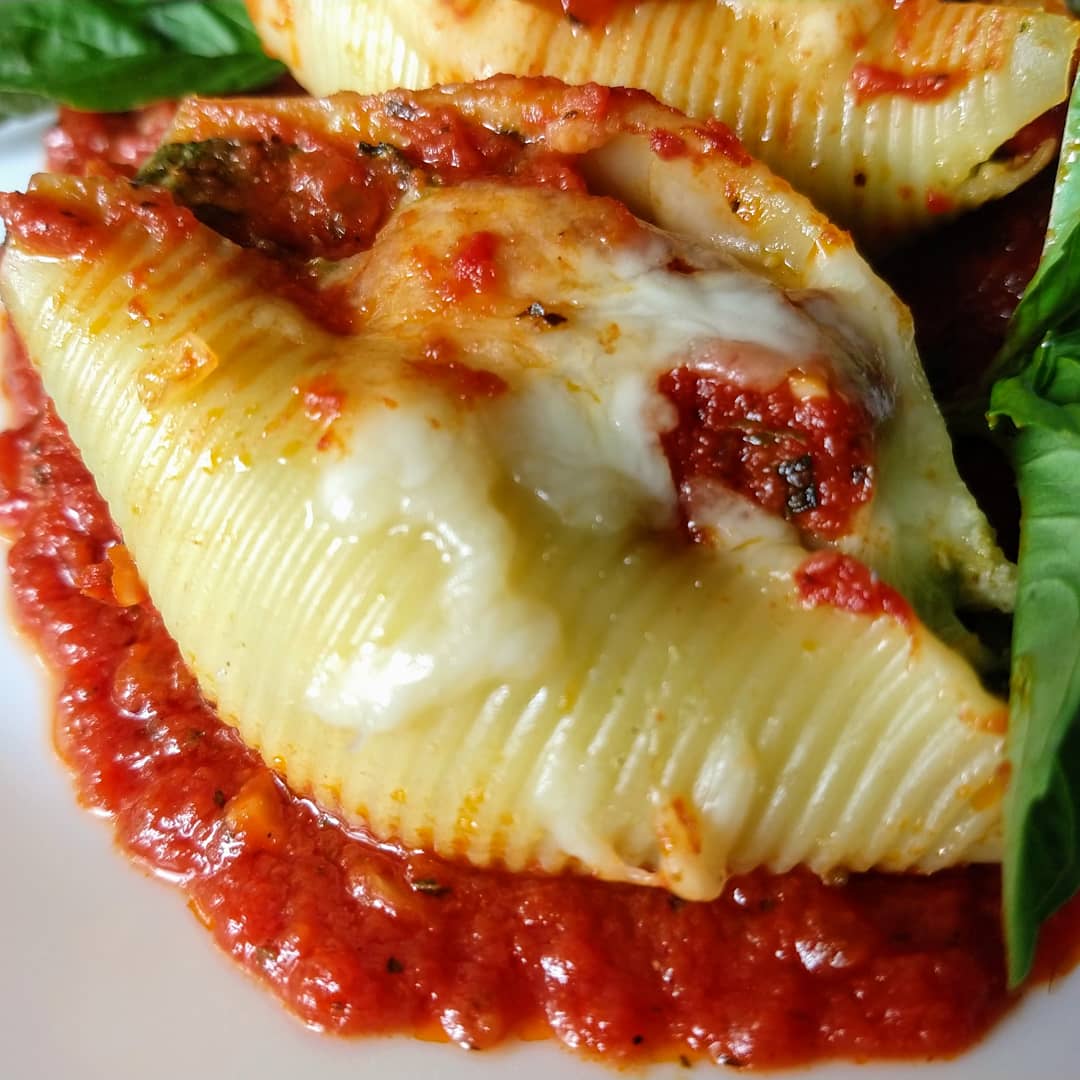 AnnamYumm's tweet photo. Chicken and spinach stuffed shells
#pasta #homemade #food #foodie #chicken #spinach #photograghy #photographylovers #foodblogger #foodblog #YouTuber #YummAnnam 

Recipe video link : https://t.co/cITD23ITfX https://t.co/NZEC36ZX9m