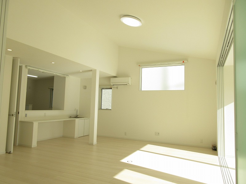 アイディーホーム 平屋でもしっかり手洗いできる夢の白空間ハウス 彡 キッチン 洗面以外に三か所の水栓あり 寝泊まりできる専用のテレワーク場としてもオススメ もちろん居住用としても問題なし 内覧希望はお早めにご連絡くださいね T Co