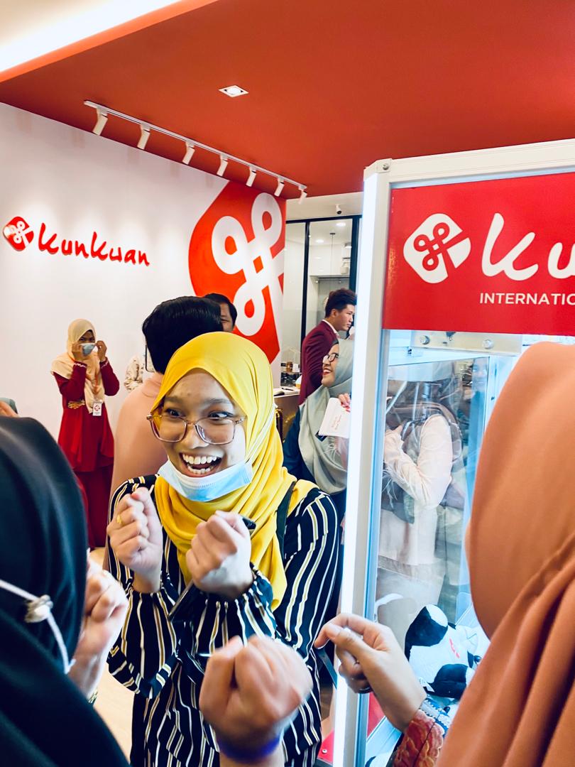 classmandarin's tweet photo. Wǒ xiǎng wán wáwá jī
我 想 玩 娃娃 机
I want to play claw machine
🐼❤️🐼🧡🐼💛🐼💜🐼
Wǒ 我 = i
xiǎng 想 = wish to / want to
wán 玩 = play
wáwá jī 娃娃机 = claw machine
#KunkwanKLbranch
#FunLearningEnvironment
#ClawMachineChallenge
Dm me👇 https://t.co/fFxCSA6Qh9 https://t.co/WVkw0KbeHA