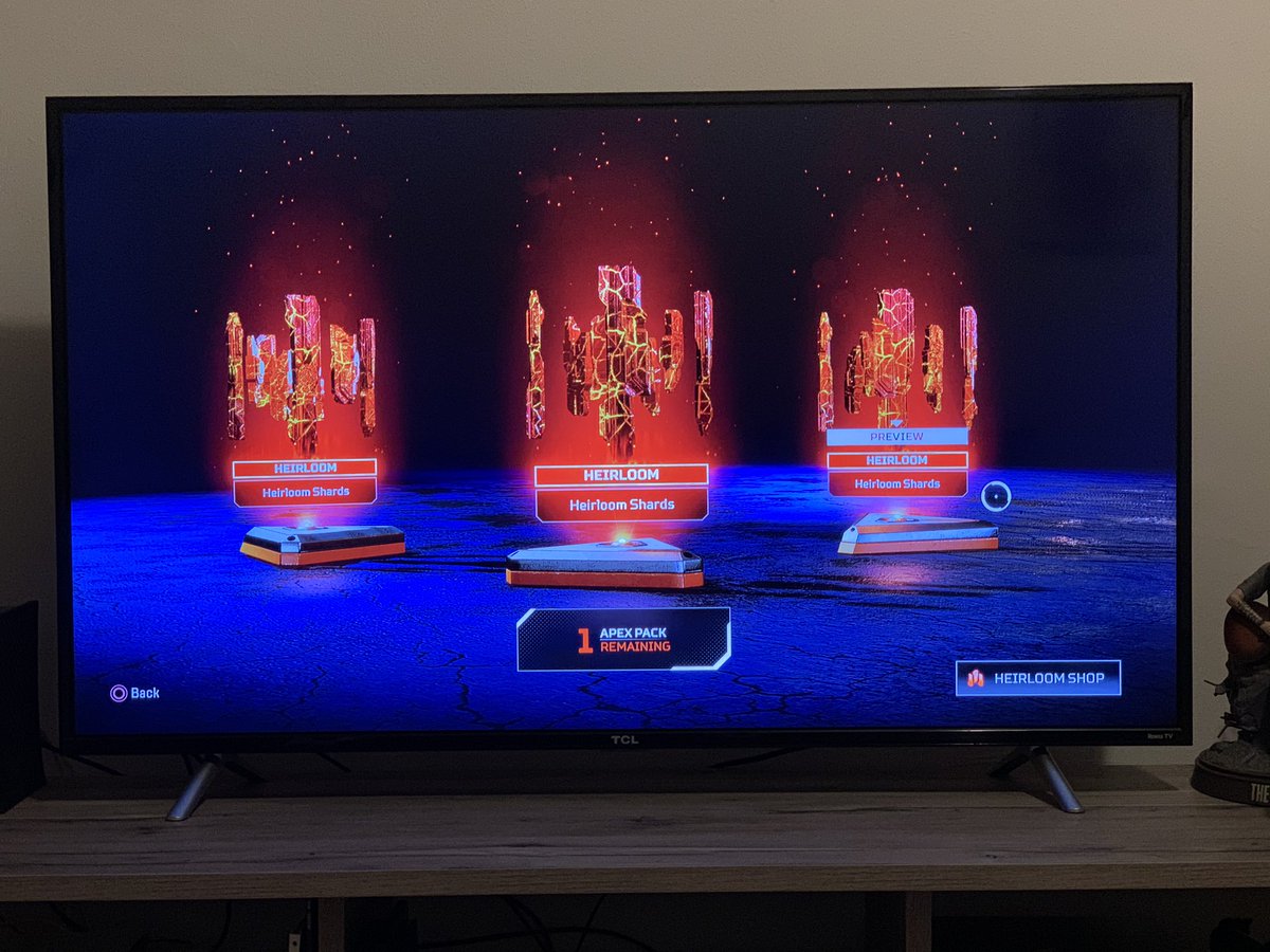 MoniWahids's tweet photo. Second heirloom?!?! #ApexLegends #heriloom https://t.co/PJZPNShVek