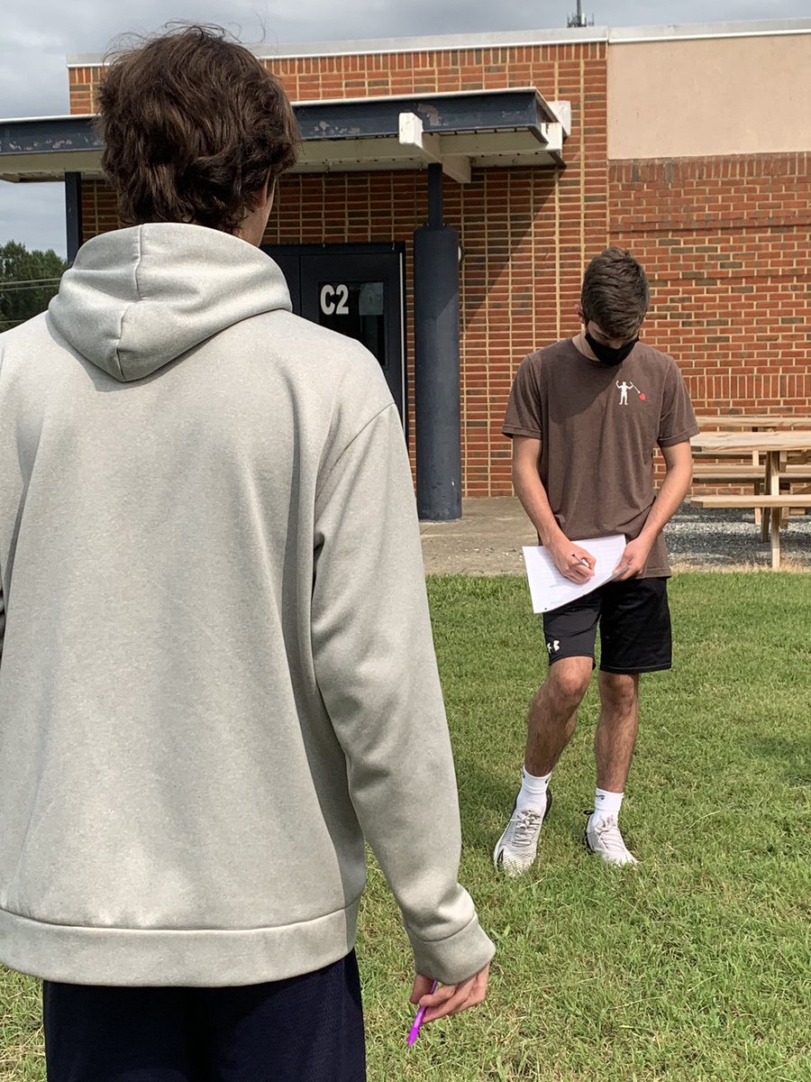 German 1 was happy to practice speaking outside today! #wunderbar #BetterTogether @HCPShighschool <a href="/HanoverSchools/">Hanover County Public Schools</a>