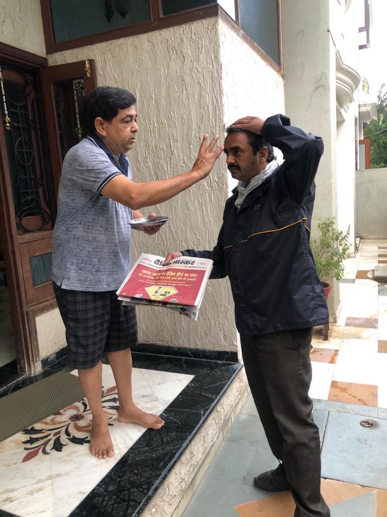 kaacon007's tweet photo. Readers welcoming the delivery men bearing the 128 page Indore edition of the Dainik Bhaskar today morning. What an incredible record breaking feat. #dainikbhaskar #trust #credible #incredible # record breaking #INMA #print #newspapers https://t.co/nS2HJ3IC6X