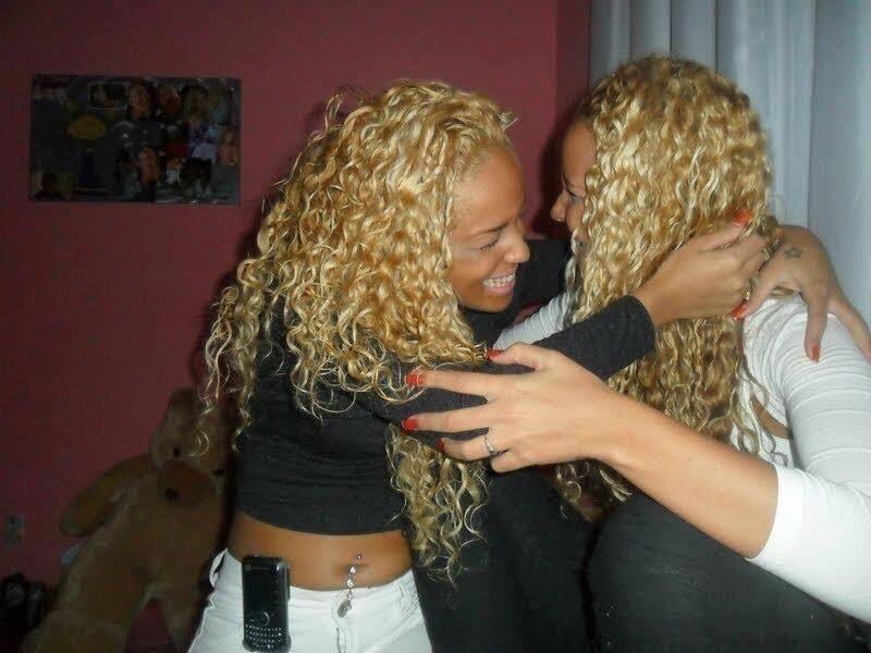 do_lacre's tweet photo. A última dupla de amizade verdadeira, depois dessa nunca mais vi igual. Você vê que nunca teve competição, porque juntas tinham uma sintonia incrível! 
Junto com essa foto me bate uma nostalgia enorme sabe ? A estética de ir pro baile de calça/top e salto só tinha https://t.co/QBsOb89omN
