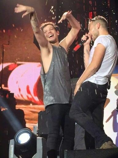 Lilo water fights a thread  #lilo  #LouisTomlinson  #LiamPayne  #OneDirection    #1d    #Directioners
