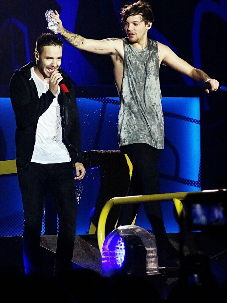 Lilo water fights a thread  #lilo  #LouisTomlinson  #LiamPayne  #OneDirection    #1d    #Directioners