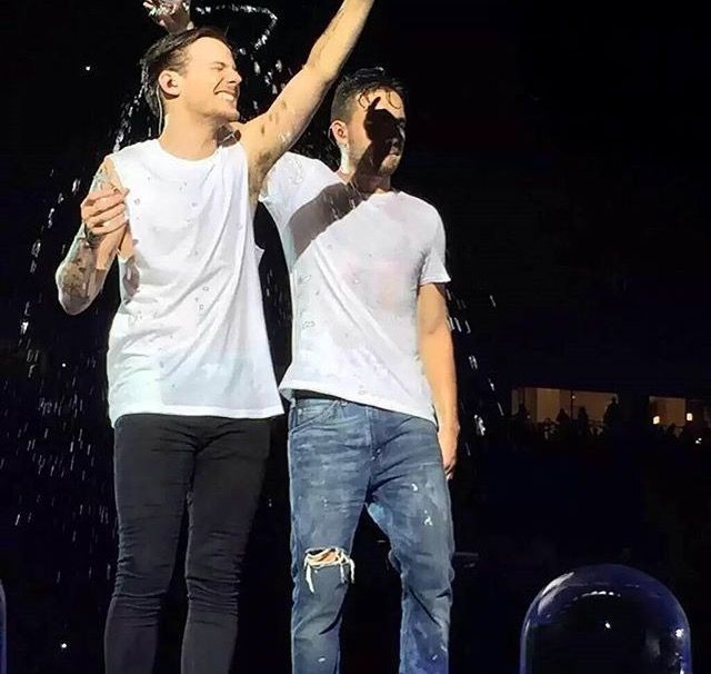 Lilo water fights a thread  #lilo  #LouisTomlinson  #LiamPayne  #OneDirection    #1d    #Directioners