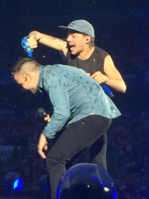 Lilo water fights a thread  #lilo  #LouisTomlinson  #LiamPayne  #OneDirection    #1d    #Directioners