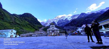 कुछ तो बात है आपके दरबार में महादेव,
जब भी आता हूं खुद में कुछ नया पाता हूं।।
         ।। आज के दिव्य दर्शन श्री केदारनाथ धाम।।