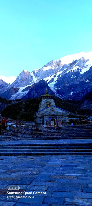 कुछ तो बात है आपके दरबार में महादेव,
जब भी आता हूं खुद में कुछ नया पाता हूं।।
         ।। आज के दिव्य दर्शन श्री केदारनाथ धाम।।