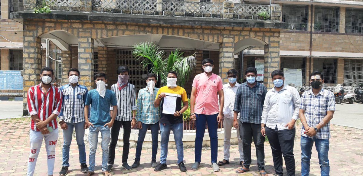 Dhruvrajsinh77's tweet photo. કોરોના ની મહામારી ને લીધે સ્કુલ કોલેજ બંધ છે તો જેવી રીતે CBSE માં કોષમાં ઘટાડો કરવા માં આવ્યો છે તેવી રીતે ગુજરાતી માધ્યમાં કરવામાં આવે અને પરીક્ષા, ગુણભાર પધ્ધતિ જાહેર કરવામાં આવે તેવી માંગ સાથે સુરેન્દ્રનગર જિલ્લા NSUI દ્રારા કલેક્ટર શ્રી ને આવેદનપત્ર આપીને રજુઆત કરવામાં આવી. https://t.co/3L398tduyC